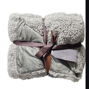 Thesis Luxury Faux Fur Throw Reversible 50x60 In /127x152cm Grey/green Light New